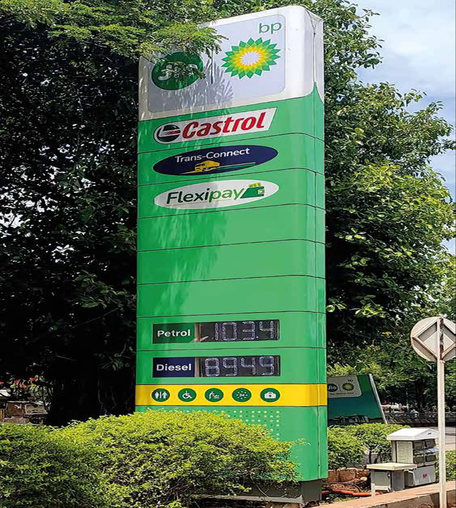 Jio-bp pylon sign with Castrol, service panels and price display